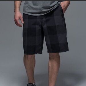 Lululemon Kahuna Plaid Shorts Men’s Size 32 Waist Black Gray 10” Inseam